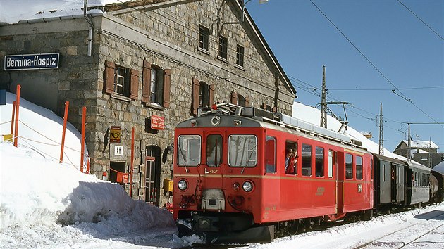 Dnes u je to historie. Tyto soupravy jezdily po Berninsk drze v80. letech 20. stolet. Snmek je znejvy stanice Ospizio Bernina (Bernina-Hospiz).