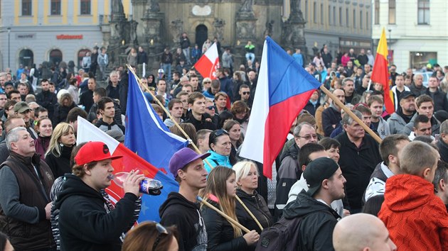 Na Hornm nmst v Olomouci demonstrovali pznivci Dlnick mldee proti imigraci a za vystoupen z EU. Asi tyictka lid pila naopak pijmn uprchlk vyjdit sympatie (31. jna 2015).