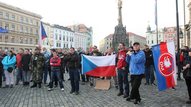 Na Hornm nmst v Olomouci demonstrovali pznivci Dlnick mldee proti imigraci a za vystoupen z EU. Asi tyictka lid pila naopak pijmn uprchlk vyjdit sympatie (31. jna 2015).