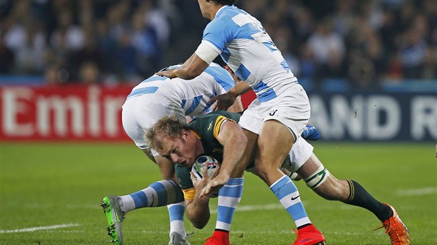 Jihoafrick rojnk Schalk Burger se sna projt pes dva argentinsk ragbisty v utkn  bronz na MS.