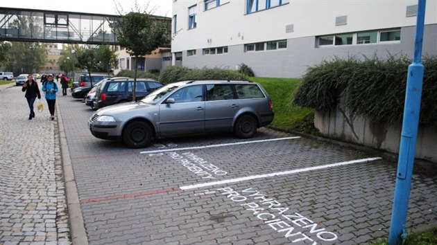 Tebsk nemocnice zmnila systm parkovn. Po celm arelu je nyn stn u pavilon vyhrazen pro pacienty, zamstnanci mohou vz nechat na zadnm parkoviti a mus dojt pky.