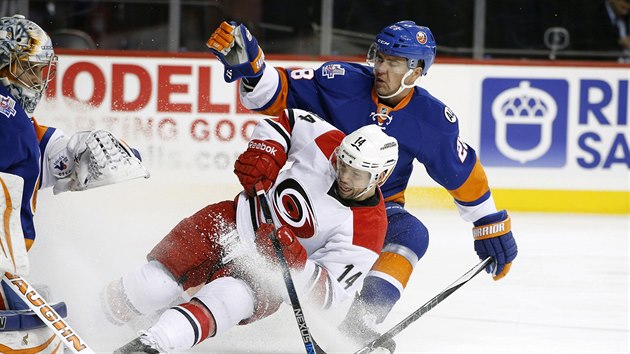 Obrnce Marek idlick si ped brankou New York Islanders podal njezdnka z Caroliny a Nathan Gerbe el k ledu.