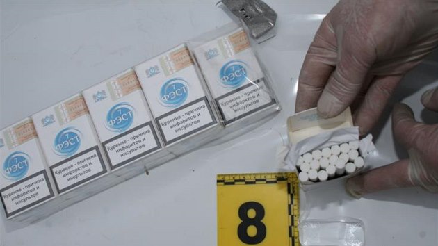 Policist nali v autech stovky krabiek cigaret (29.10.2015)