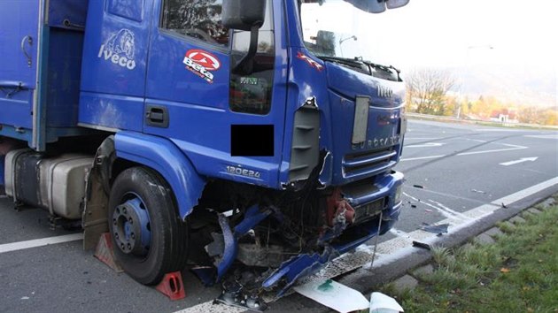 Tragick dopravn nehoda na nadjezdu ve Vsetn, pi n zemel idi osobnho auta po srce s nkladnm vozem.