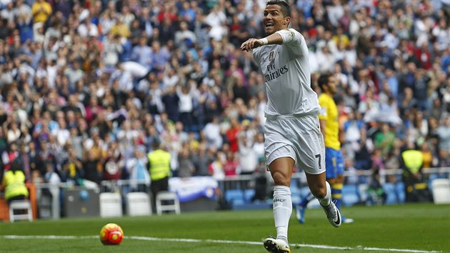 TOHLE SE MI NEOMRZ. Cristiano Ronaldo z Realu Madrid slav gl, tentokrt plil do st Las Palmas.