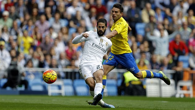 Isco z Realu Madrid (vlevo) skruje do st Las Palmas.