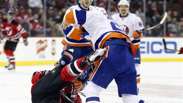 Obrnce NY Islanders Marek idlick (vpravo) v duelu s New Jersey