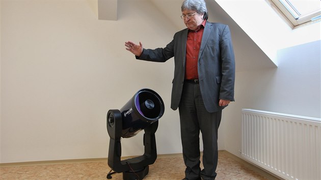 Dkan Zdenk Stuchlk u dalekohledu, kter bude instalovn ve hvzdrn univerzity. Konstrukn je shodn s Hubbleovm teleskopem. Jeho ohniskov vzdlenost je 2,5 metru.