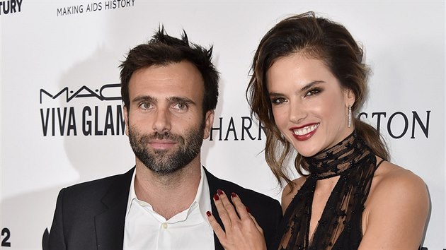 Jamie Mazur a Alessandra Ambrosio na amfAR Inspiration Gala (Los Angeles,  29. jna 2015)