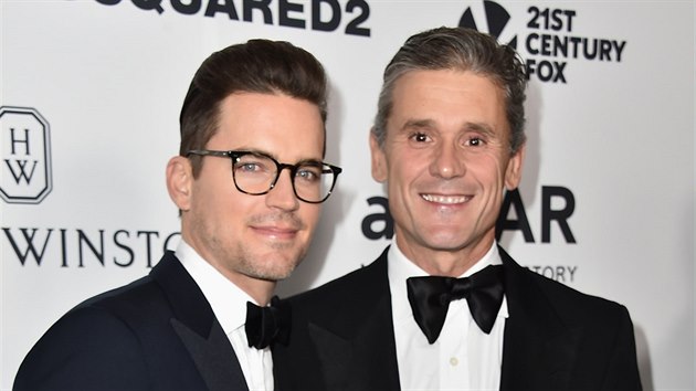 Matt Bomer a jeho partner Simon Hall na amfAR Inspiration Gala (Los Angeles,  29. jna 2015)