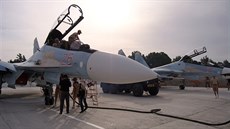 Ruské letouny na základn Hmímím v Sýrii (22. íjna 2015)
