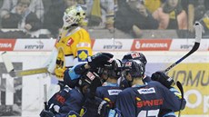 Hokejisté Liberce se radují z gólu v utkání na led mistrovského Litvínova.