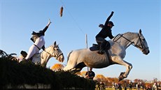 Snímek z loské Hubertovy jízdy v Kladrubech nad Labem. Úastníci akce se hlásí k historii Hubertových jízd sahajících do dob, kdy se z honu stala významná spoleenská záleitost a kratochvíle. 