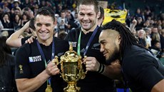 TI HRDINOVÉ Dan Carter (vlevo), Richie McCaw a Ma´a Nonu s trofejí Webba...