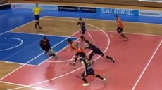 Luděk Ondráček z Bullgogs Brno přelstil obranu Sokolu Královské Vinohrady a po... Luděk Ondráček z Bullgogs Brno přelstil obranu Sokolu Královské Vinohrady a po...