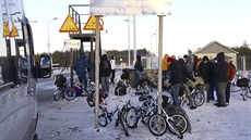 Uprchlíci pekraují na kolech rusko-norskou hranici (31. íjna 2015).