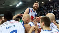 David Jelínek na ramenou spoluhráčů z Anwilu Wloclawek, svému týmu právě... David Jelínek na ramenou spoluhráčů z Anwilu Wloclawek, svému týmu právě...