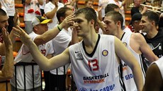 Nymburští basketbalisté slaví výhru. S číslem 13 Martin Peterka. Nymburští basketbalisté slaví výhru. S číslem 13 Martin Peterka.