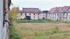 Kastelán Petr Weiss shlíží na kdysi skvostný hospodářský dvůr. Z historického... Kastelán Petr Weiss shlíží na kdysi skvostný hospodářský dvůr. Z historického...
