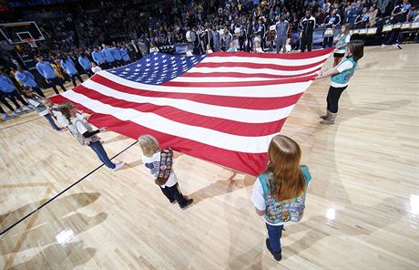 Americké skautky drí vlajku USA ped zápasem NBA mezi týmy Denver Nuggets a...