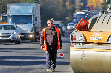 Kvli opravám silnice ekají idie kolony na trase Karlovy Vary - Praha.