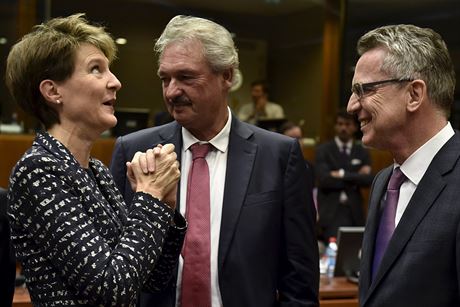 Jean Asselborn (uprosted) se výcarskou prezidentkou Simonettou Sommarugovou a nmeckým ministrem vnitra Thomasem de Maiziérem bhem jednání o migraní krizi v Bruselu (9. listopadu 2015)
