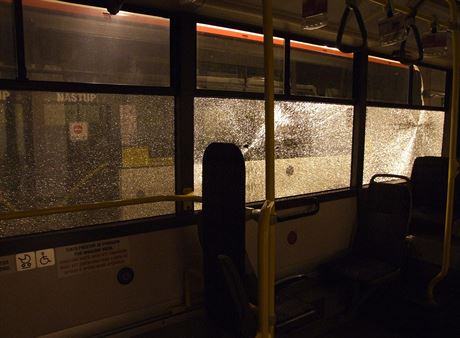Zniená boní skla autobusu.