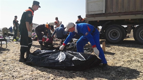 Záchranái na míst pádu ruského airbusu na Sinaji (4. listopadu 2015)