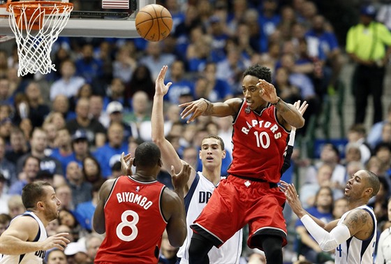 DeMar DeRozan z Toronta nahrává v utkání s Dallasem.