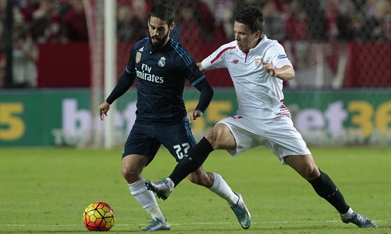 Isco (vlevo) z Realu Madrid v souboji s Jevhenem Konopljankou ze Sevilly.