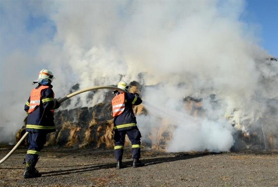 Dti zapálily stoh slámy v Boianech, hasii se s ohnm potýkali deset hodin.
