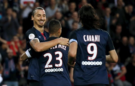 Zlatan Ibrahimovi slaví gól do sít Toulouse ve 13. kole franskouzské Ligue 1.