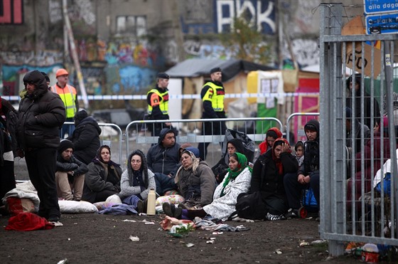 Policie vyklízí ilegální uprchlický tábor v Malmö (3. listopadu 2013)