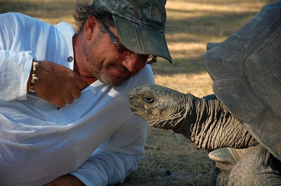 Reisér filmu Aldabra Steve Lichtag s jedním z hlavních protagonist, divokým...