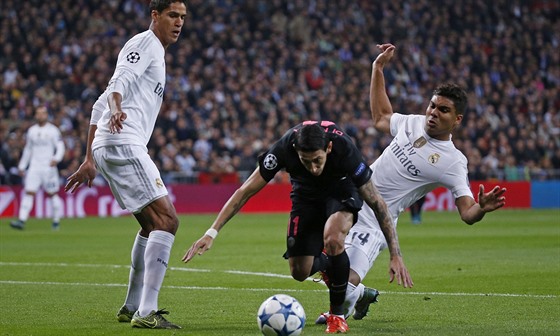 Argentinský záloník Ángel Di María z Paris St. Germain se probijí obranou Real...