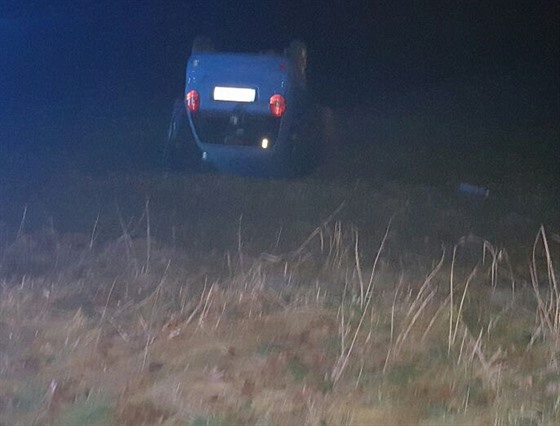 Opilá dívka nezvládla u Poernic zatáku a vylétla ze silnice s autem do pole...