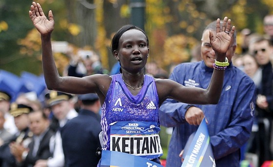 Keská vytrvalkyn Mary Keitanyová v cíli Newyorského maratonu.