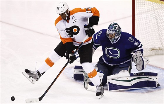 Wayne Simmonds z Philadelphia se pokouí teovat ped vancouverským gólmanem...