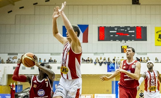 Svitavský basketbalista Jahmal Jones (7) aruje pod pardubickým Radkem Neasem,...