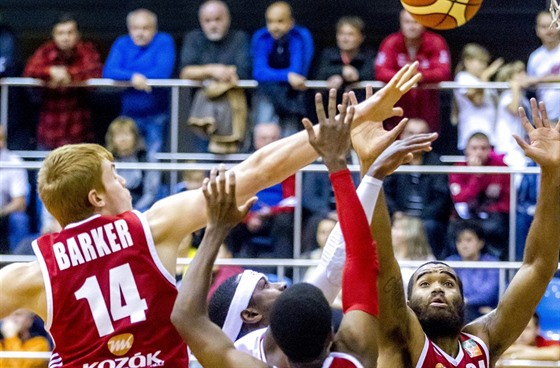 Svitavský basketbalista Riley Barker se snaí blokovat v duelu s Pardubicemi.