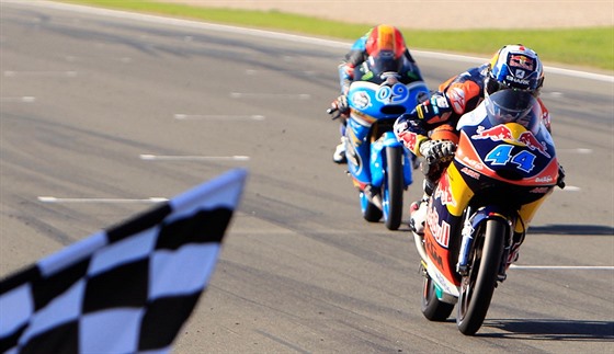 Portugalský motocyklista Miguel Oliveira vítzí ve Velké cen Valencie Moto3.