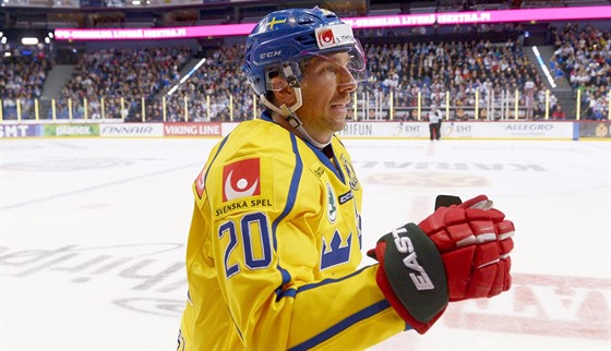 védský hokejista Joel Lundqvist se raduje z gólu.