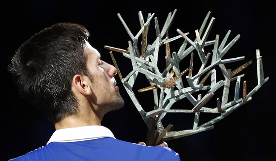 Novak Djokovi odeel z finále turnaje v Paíi z koatou trofejí.