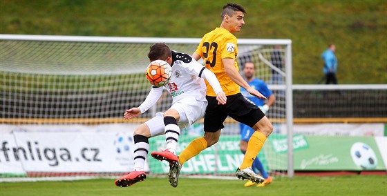 Sokolovský Václav Proek (vpravo) v duelu s Hradcem Králové