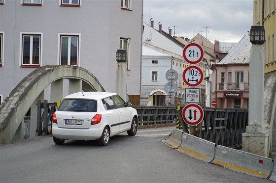 Dopravu v Hostinném zpomaluje úzká lávka pes eku istou.