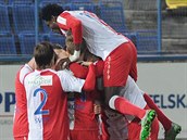 Fotbalist Slavie se raduj z trefy Jiho Blka, kter rozhodla o vhe v...