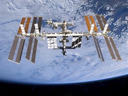 Mezinárodní kosmická stanice na fotografii poízené lenem posádky raketoplánu...