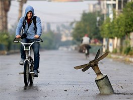 IVOT S BOMBOU. Mladý syan jede na kole po ulici ve mst Duma, leícím...