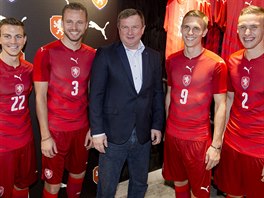 Trenér eské reprezentace Pavel Vrba pózuje se svými svenci, kteí...