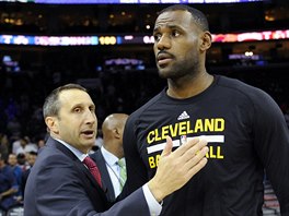 David Blatt, trenér Clevelandu, blahopřeje LeBronu Jamesovi k dovršení 25 000...